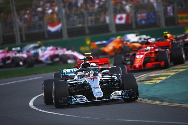 Soupeři Mercedesu manipulují s FIA