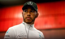 Hamilton s Verstappenem v zádech