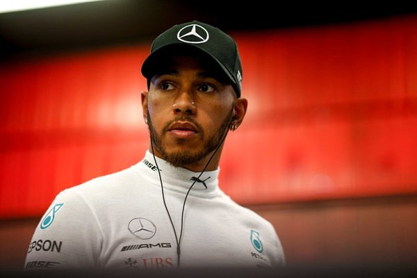 Hamilton s Verstappenem v zádech