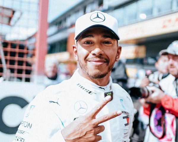 Hamilton přiznal, že Ferrari je momentálně silnější