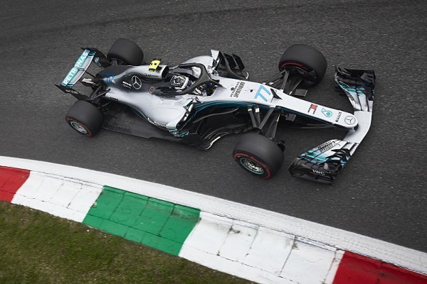 Hamilton vymyslí, jak se dostat před Ferrari