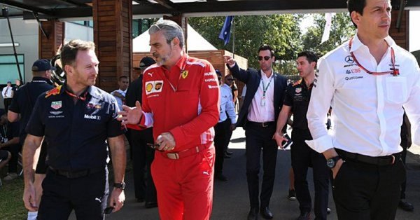Arrivabene a Horner se pohádali kvůli Mekiesovi Arrivabene a Horner se pohádali kvůli Mekiesovi