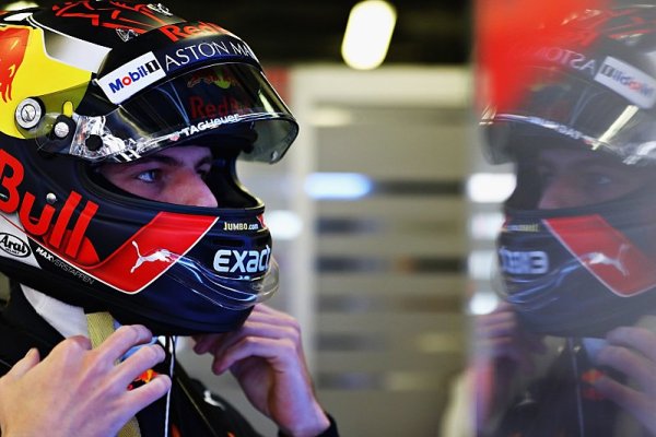 Verstappen s potížemi, přesto první