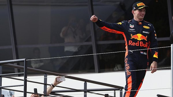 Ricciardo dojel s poškozeným křídlem