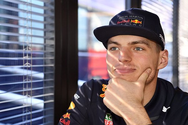 Horner: Verstappen musí přestat dělat drahé chyby