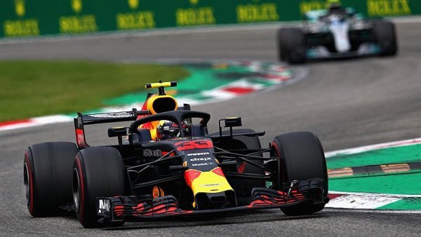 Nechal jsem mu šířku vozu, tvrdí Verstappen