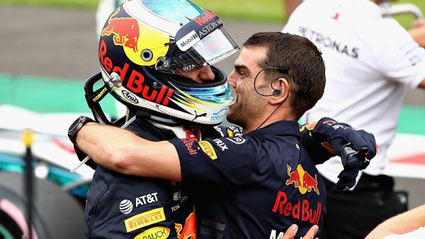 Ricciardo má premiérové pole position mimo Monaka