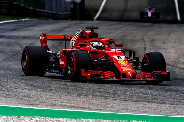 Vettel obvinil ze způsobení kolize Hamiltona