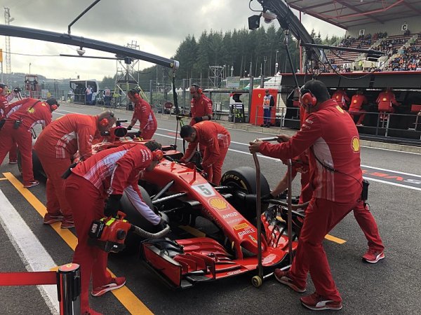 Vettel nejrychlejší, ale na měkčích pneumatikách