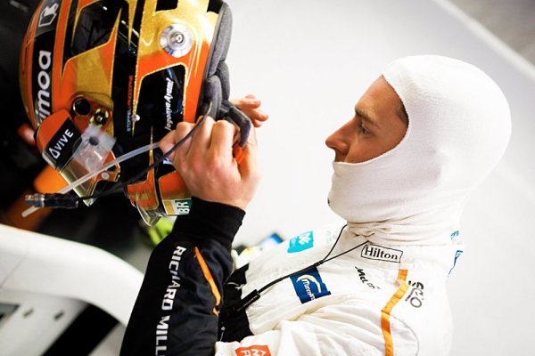 McLaren stojí na místě, zlobí se Vandoorne