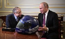 Putin dostal přilbu se Schumacherovým podpisem