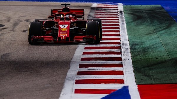 Vettel Hamiltona pustit nechtěl, ale musel