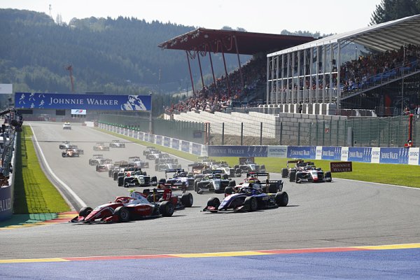 Piquet těžil ze rvačky za sebou Piquet těžil ze rvačky za sebou