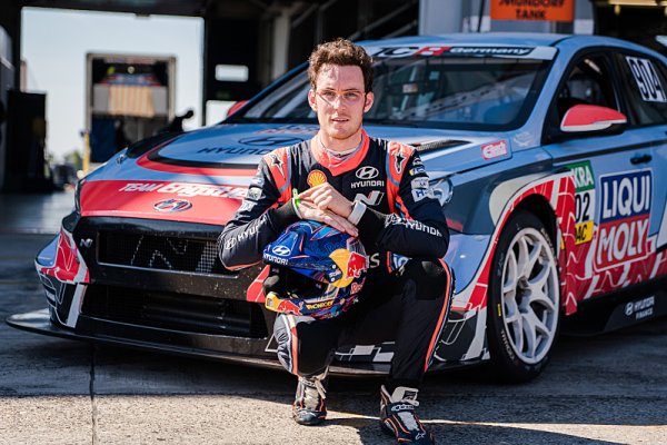 Neuville poměřuje síly v cestovních vozech Neuville poměřuje síly v cestovních vozech