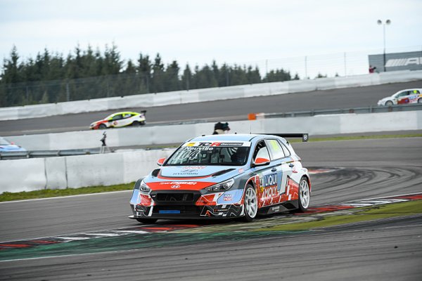 Neuville byl k nezastavení i v závodě Neuville byl k nezastavení i v závodě