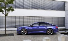 Audi začíná prodávat napůl elektrický sedan