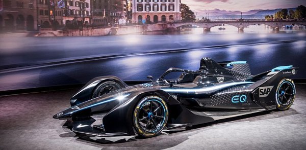 Mercedes v Ženevě poprvé ukáže vůz pro příští sezonu