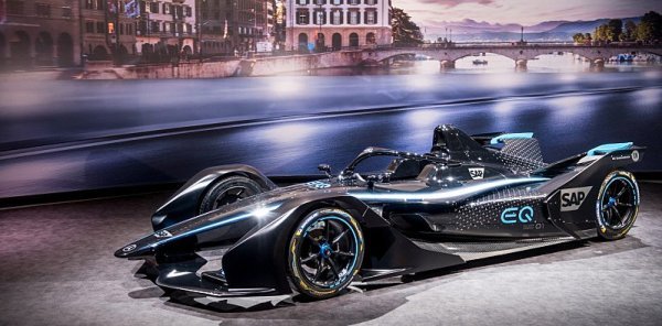 Mercedes v Ženevě poprvé ukáže vůz pro příští sezonu Mercedes v Ženevě poprvé ukáže vůz pro příští sezonu