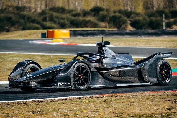 Elektrický Mercedes má za sebou první stovky kilometrů Elektrický Mercedes má za sebou první stovky kilometrů