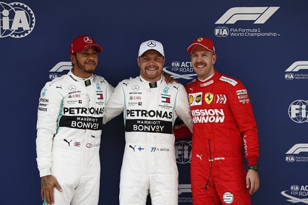 Hamilton se celou dobu pral s autem