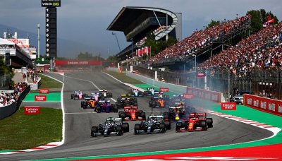 Safety car zhatil plány Ferrari, Hamilton si triumf pohlídal