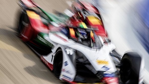 Di Grassi rozhodl už po deseti minutách Di Grassi rozhodl už po deseti minutách
