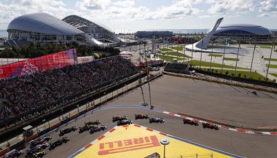 Ferrari darovalo triumf rivalům z Mercedesu