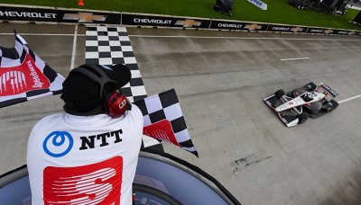 Newgarden vítězný na osychající trati