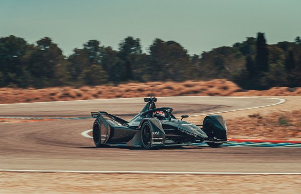 Monopost Porsche už krouží po okruhu Monopost Porsche už krouží po okruhu