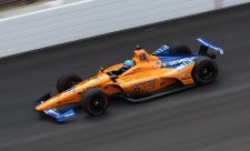 Alonso ztratil den testů kvůli špatnému odstínu oranžové