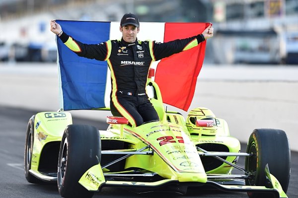 Pagenaud zapózoval na fotky, pak zajel nejrychlejší čas