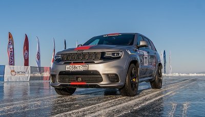 Americký Jeep je nejrychlejší na ruském ledu 