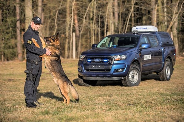 Rangery převážejí služební psy
