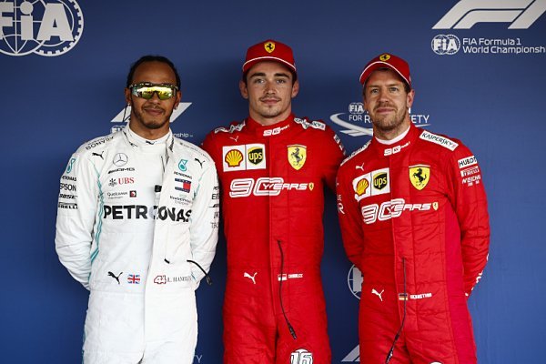 Ferrari odstartuje na měkké a Mercedes na tvrdé směsi