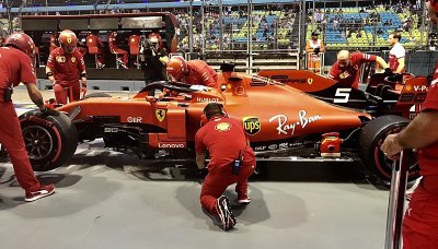 Ferrari se vzpamatovalo, mistr Hamilton se utnul