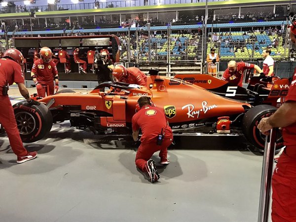 Ferrari se vzpamatovalo, mistr Hamilton se utnul