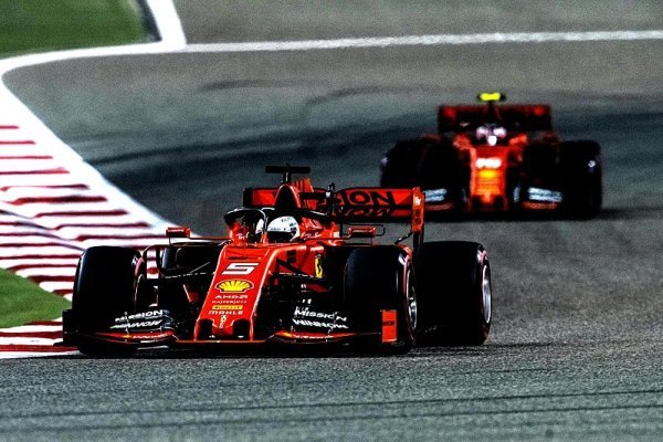 Ferrari vstoupí do večerní kvalifikace jako favorit