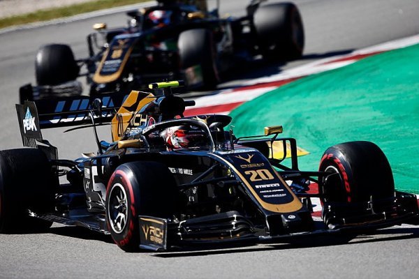 Grosjean a Magnussen šli po závodě na kobereček