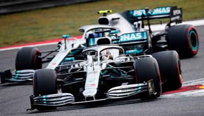 Mercedes o prsa před Ferrari