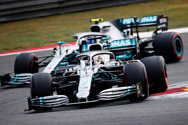 Otevřenému souboji svých jezdců zabránil také Mercedes