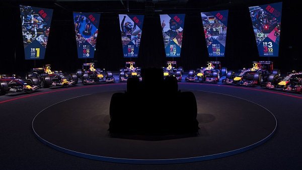 Red Bull ukáže auto souběžně s Mercedesem Red Bull ukáže auto souběžně s Mercedesem