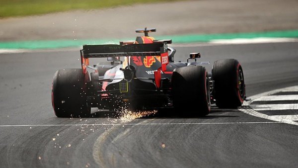 Red Bull nečekaně pokazil Mercedesu radost