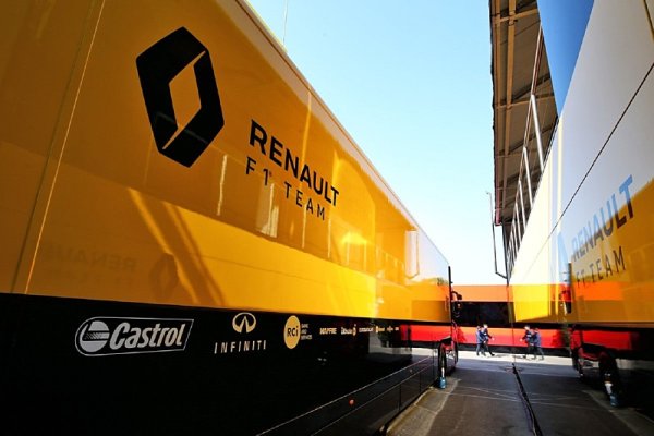 Renault dal kopačky technickému řediteli