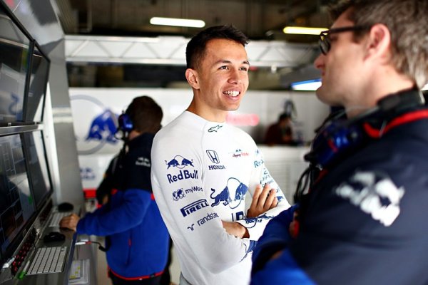 Albon si už zvyká na cirkus F1