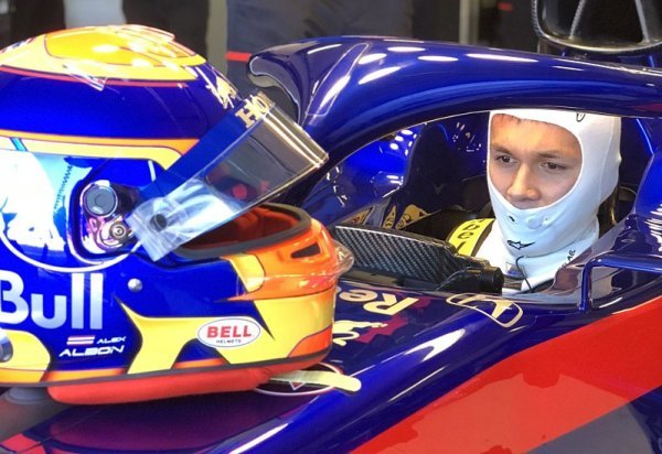 Nováček Albon poprvé v životě řídí formuli 1