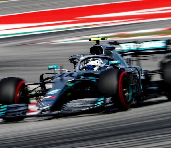 Bottas znovu vyškolil Hamiltona i zbytek světa