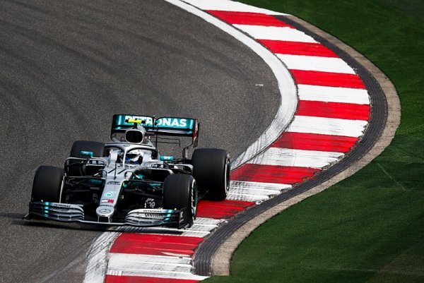Přední křídlo Mercedesu zřejmě neodpovídá předpisům Přední křídlo Mercedesu zřejmě neodpovídá předpisům