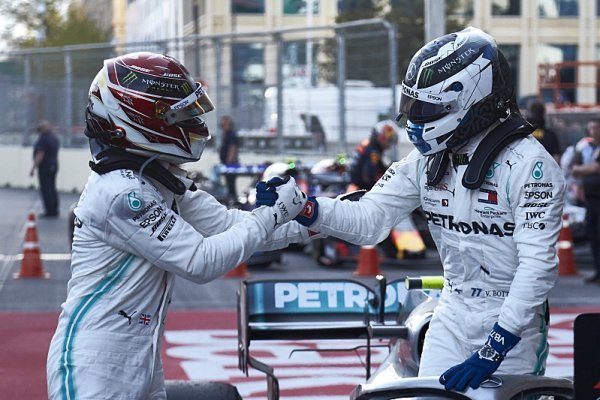 Dostal Hamilton v závěru od týmu stopku? Dostal Hamilton v závěru od týmu stopku?
