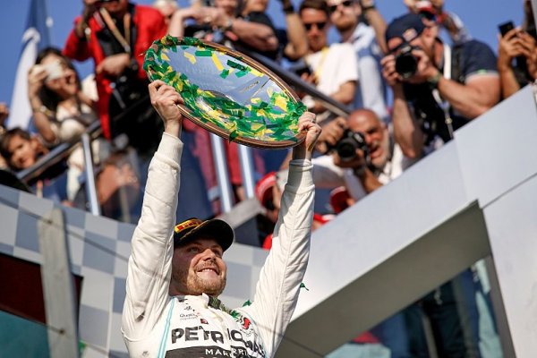 Bottas věnoval vítězství Whitingovi