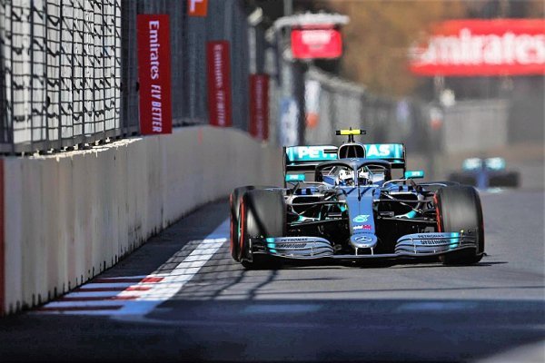 Bottas odmítl roli dvojky a porazil Hamiltona